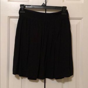 Garage skirt with pockets